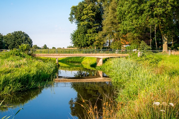 Brücke über das Leudal bei den Bauernhöfen von Gendijk