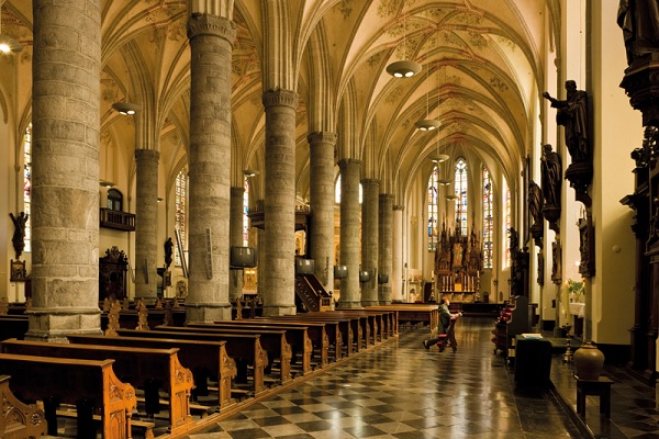 Binnen in de Sint Martinuskerk in Weert
