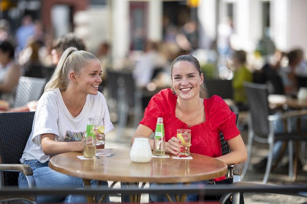 Gezellig samen iets drinken op het terras in Weert