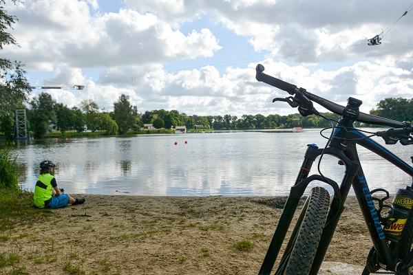 Mountainbiker geniet van het uitzicht bij de waterskibaan