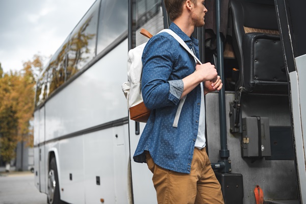 Man stapt in de bus die geparkeerd staat bij het Designer Outlet Roermond