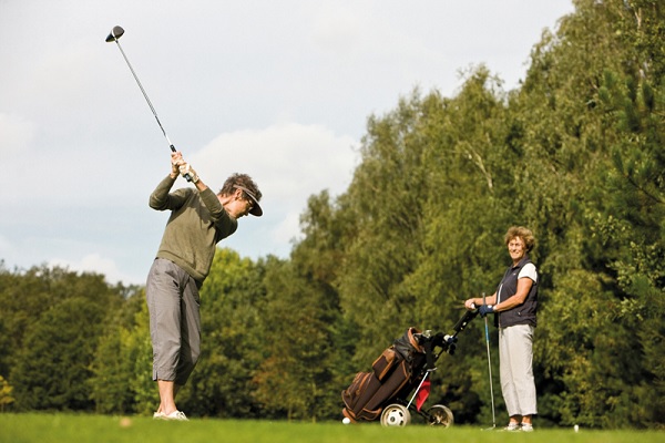 Golfers in actie op de fairway in Weert