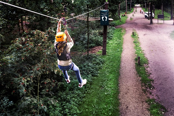 Meisje tokkelt naar beneden in het Klimbos Weert