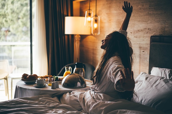 Vrouw rekt zich uit na net wakker te zijn geworden