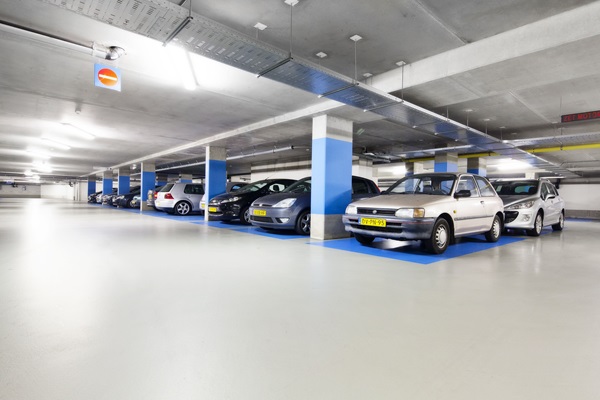 Autos werden auf einem Parkplatz in Weert geparkt