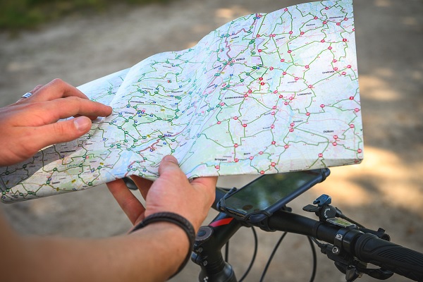 Auf einer Radtour wird eine Fahrradkarte angeschaut.