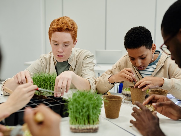 kinderen leren over plantjes