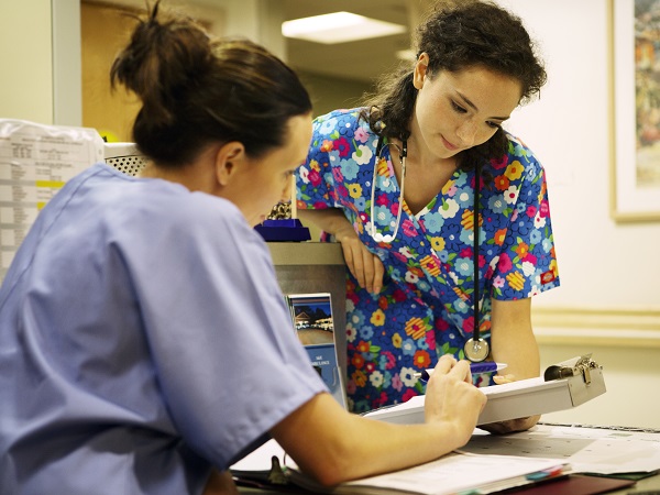 dokters overleggen in het ziekenhuis