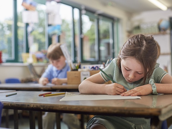 Leerlingen zijn aan het werk op school