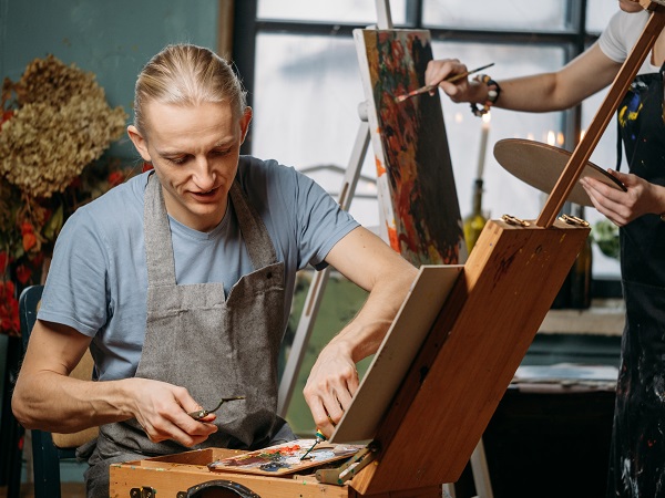 twee schilders zijn aan het werk